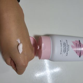 위시스 프리미엄 글루타치온  화이트닝 바디로션 — 5점을 준 리뷰어가 2023년 1월 올린 사용 사진