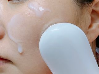 올인원 피부관리 이야 갈바닉 마사지기 — 5점을 준 리뷰어가 2023년 3월 올린 사용 사진
