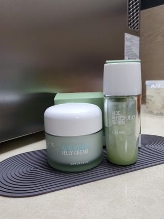 김정문알로에 큐어 큐어 알로에 리프레쉬 젤리 세럼, 큐어 알로에 하이드로 젤리 크림 — 3점을 준 리뷰어가 2021년 4월 올린 사용 사진