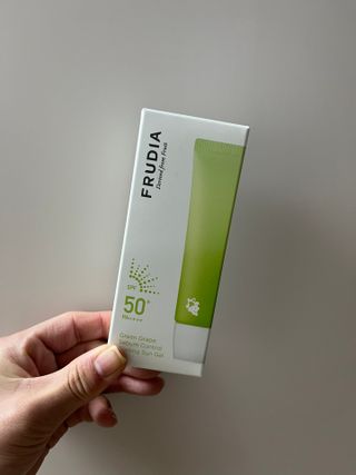 [후르디아] 겉보속촉 피지 컨트롤 청포도 선젤 — 5점을 준 리뷰어가 2023년 3월 올린 사용 사진