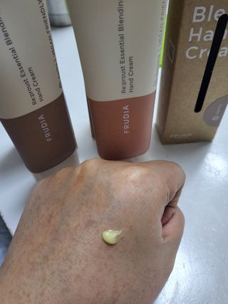 [후르디아] 끈적임 없는 착한성분 비건  핸드크림 3종 — 5점을 준 리뷰어가 2021년 11월 올린 사용 사진