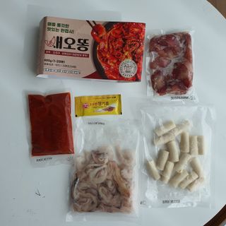 화끈한녀석들 새오똥400g 새우,오징어,똥집 볶음요리 소스,밀떡, 참기름 포함 — 4.5점을 준 리뷰어가 2022년 11월 올린 사용 사진