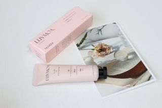러브모아 향수 고체향수 승무원 고체향수 바르는 향수 니치향수 도손 우드세이지 앤 씨솔트 — 5점을 준 리뷰어가 2022년 11월 올린 사용 사진