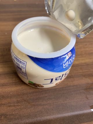 매일바이오 그릭요거트 오리지널 플레인 4개, 로스터리 커피믹스 4개 — 4.5점을 준 리뷰어가 2021년 12월 올린 사용 사진