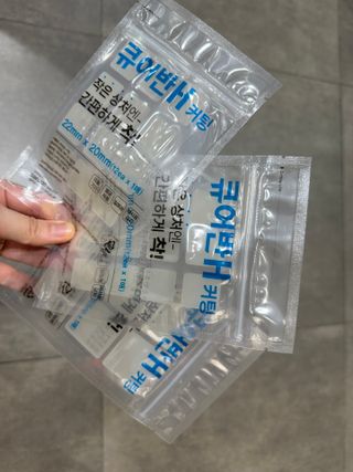 [큐어반H 커팅] 간편하게 떼서 쓰는 자외선차단 습윤밴드 (1팩/30매입) — 4.5점을 준 리뷰어가 2022년 11월 올린 사용 사진