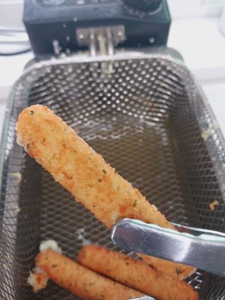 디케이식품(주) 고르곤졸라&모짜렐라 치즈스틱 400g — 5점을 준 리뷰어가 2023년 3월 올린 사용 사진