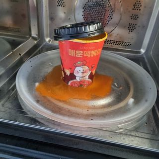 유비쿡 컵떡볶이 매운컵떡볶이2개/ 짜장컵떡볶이 2개  총 4개세트 — 3점을 준 리뷰어가 2021년 3월 올린 사용 사진