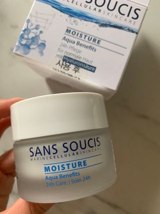 산수시 아쿠아 베네핏 24h 수부지 물광 속건조 수분크림 50ml — 3.5점을 준 리뷰어가 2021년 7월 올린 사용 사진