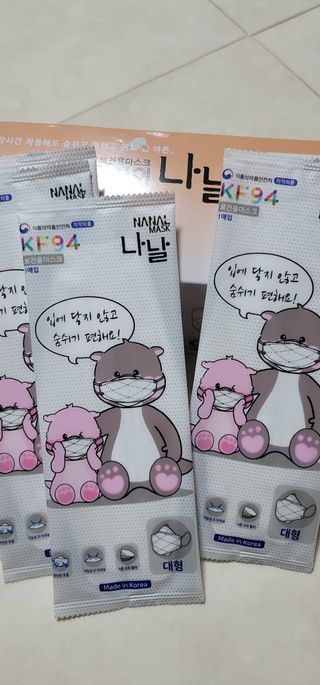 케이파이 나날마스크 [케이파이 나날] KF94 마스크 50매입 (개별포장) ,  여름에도 좋은 숨쉬기 편한 순수 국산 마스크 — 4.5점을 준 리뷰어가 2022년 8월 올린 사용 사진