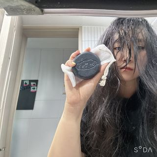 free [아토르] 9종 임상완료 아토르 다름 샴푸바_블랙  프리미엄 두피 케어 샴푸바 — 4점을 준 리뷰어가 2024년 5월 올린 사용 사진