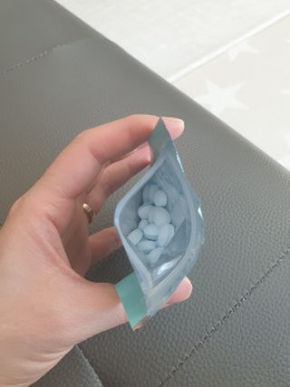 입 냄새 완화에 도움을 주는 에티켓 캔디 앳캔디 스트롱민트 — 5점을 준 리뷰어가 2021년 2월 올린 사용 사진
