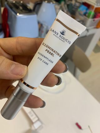 산수시 일루미네이팅 펄 영양 다크서클 스틱 아이 크림 케어 15ml — 5점을 준 리뷰어가 2021년 6월 올린 사용 사진
