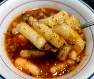 유비쿡 컵떡볶이 매운컵떡볶이2개/ 짜장컵떡볶이 2개  총 4개세트 — 5점을 준 리뷰어가 2021년 2월 올린 사용 사진