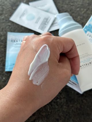 [스킨1004] 마다가스카르 센텔라 히알루-시카 워터핏 선세럼 50ml — 5점을 준 리뷰어가 2024년 5월 올린 사용 사진