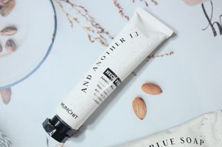 멈칫(MUMCHIT) 넥퍼퓸 NECKPERFUME 2가지 향 — 5점을 준 리뷰어가 2021년 11월 올린 사용 사진