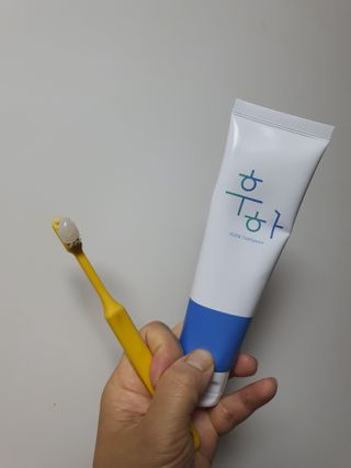 [심폐소생소] 무불소 임산부 천연 치약 — 4점을 준 리뷰어가 2021년 8월 올린 사용 사진