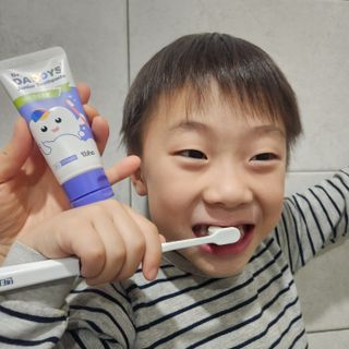 닥터데디스 안심불소 튼튼치약(청포도, 민트 중 택 1) 60g + 여행용 미니 치약 15g — 5점을 준 리뷰어가 2022년 12월 올린 사용 사진