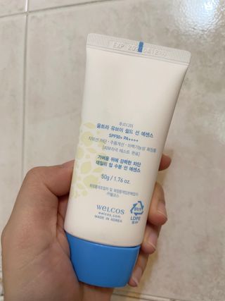 틱톡 [후르디아] 백탁NO! 화잘먹 수분광 선 에센스✨ — 5점을 준 리뷰어가 2023년 6월 올린 사용 사진