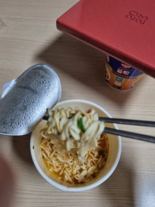 NISSIN 닛신 컵누들  4종 - 씨푸드오리지날, 씨푸드 스파이시, 씨푸드 커리, 씨푸드 XO소스 — 5점을 준 리뷰어가 2023년 1월 올린 사용 사진
