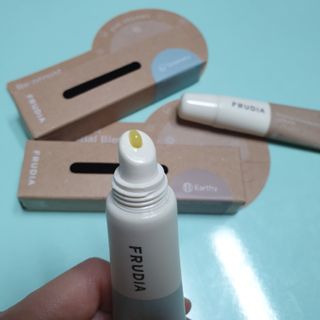 [후르디아] 올리브영 착한보습 비건 립버터 2종 — 5점을 준 리뷰어가 2023년 2월 올린 사용 사진