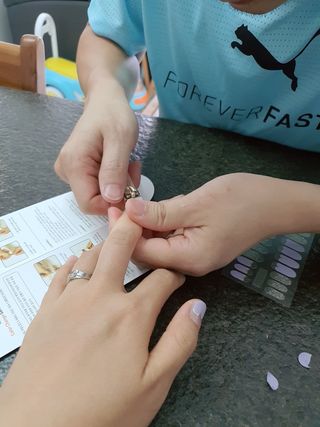 [네일가게] 햇빛에 닿으면 색이 변하는 신기한 햇살 반전 네일스티커 — 5점을 준 리뷰어가 2021년 8월 올린 사용 사진