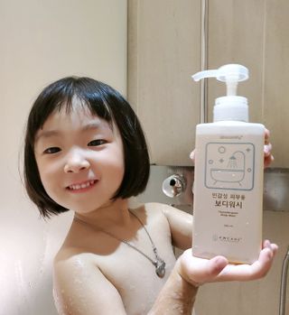 아토컴피 신생아도 사용가능한 무알러지 바디워시 & 여행키트 ( 독일 임상시험 완료 / 영유아 탑투토 워시 겸용 ) — 5점을 준 리뷰어가 2022년 9월 올린 사용 사진