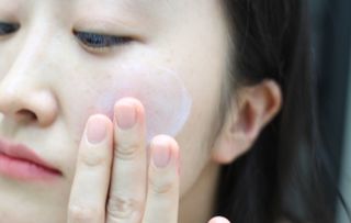 [스킨1004] 마다가스카르 센텔라 히알루-시카 워터핏 선세럼 50ml — 5점을 준 리뷰어가 2024년 5월 올린 사용 사진