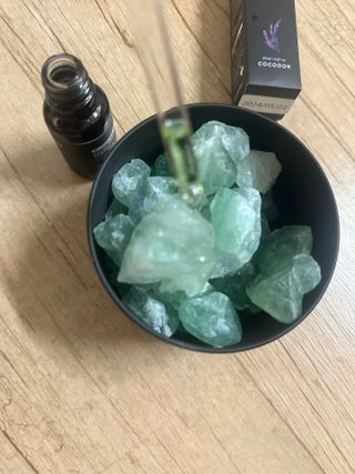 [코코도르] 스톤 에센셜 디퓨저 세트 (틴케이스+스톤+에센셜오일 20ml*2ea) — 5점을 준 리뷰어가 2024년 8월 올린 사용 사진