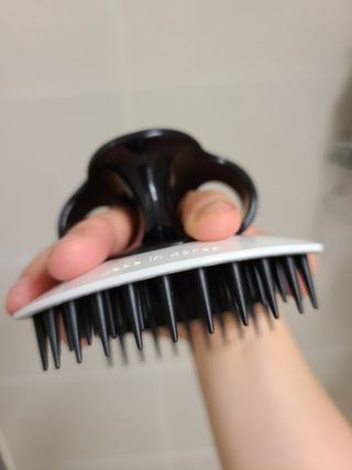 온가족 시원한샴푸 깨끗한두피 샴푸브러쉬 두피스케일링 히트팡블랙에디션 — 5점을 준 리뷰어가 2021년 7월 올린 사용 사진