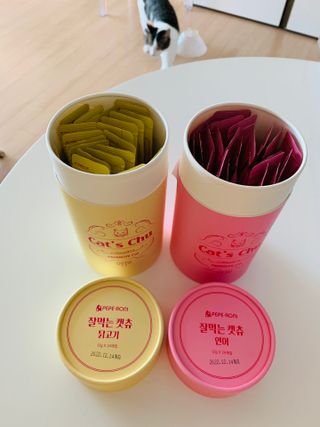 페페로니 잘 먹는 캣츄 - 알래스카 연어 24개입 — 5점을 준 리뷰어가 2021년 7월 올린 사용 사진