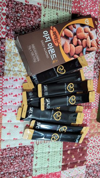 짜먹는 이지견과 짜먹는 이지아몬드, 짜먹는 이지허니피넛, 짜먹는 이지캐슈넛 각 10g X  10포 — 5점을 준 리뷰어가 2021년 2월 올린 사용 사진