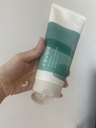 [후르디아] 올리브영 저자극 비건바디로션 — 4점을 준 리뷰어가 2023년 1월 올린 사용 사진