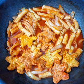 빨간키트 떡볶이 밀키트 2~3인분 매운맛 국물 떡볶이 만들기 쉬운 황금 레시피 분말 소스로 간편한 요리 — 5점을 준 리뷰어가 2021년 10월 올린 사용 사진
