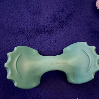 힐니스북 [힐마이넥]   거북목 통증완화를 위한 휴대용 목 안마기 — 5점을 준 리뷰어가 2022년 12월 올린 사용 사진