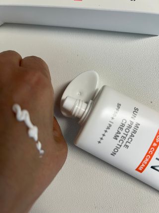(구매평)스마트 스토어 구매평 _토아스 선 프로텍션 크림 혼합자차 선크림 50g — 5점을 준 리뷰어가 2025년 9월 올린 사용 사진