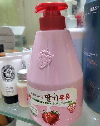 [과일나라] 피부가 마시는 딸기우유 바디클렌저&바디로션 — 4.5점을 준 리뷰어가 2022년 10월 올린 사용 사진