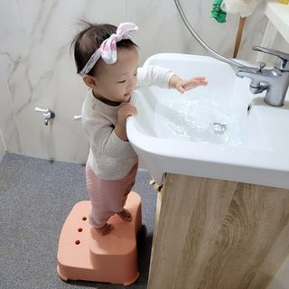 아르브 / 퍼지 2단 유아 아기 욕실 발판 발 디딤대 — 5점을 준 리뷰어가 2023년 1월 올린 사용 사진