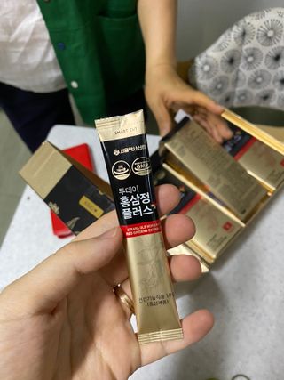 서울약사신협_투데이홍삼정플러스스틱_10g x 30포 — 2.5점을 준 리뷰어가 2021년 5월 올린 사용 사진