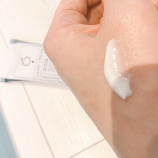 올리브 오일 스킨케어 컴퍼니 [OOSC] 보송보송한 내추럴리 너리시드 핸드크림 125ml — 4.5점을 준 리뷰어가 2021년 4월 올린 사용 사진