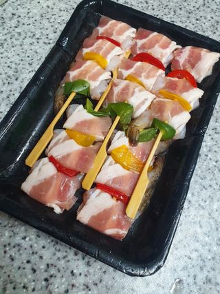 [다물꼬치] 삼겹새우롤꼬치 5개입 350g  + 데리야끼소스 120g + 매운고추소스 120g — 4.5점을 준 리뷰어가 2021년 11월 올린 사용 사진