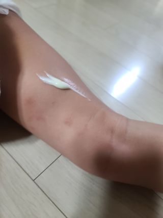 mom e 맘이 내추럴 베이비 케어 크림+바디오일 — 5점을 준 리뷰어가 2021년 1월 올린 사용 사진