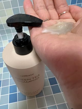 프리마인 더이상 뻣뻣하고 효과없는 탈모샴푸는 NO. 근본부터 케어하는 셀베이스 그린티샴푸(500ml) — 4점을 준 리뷰어가 2023년 5월 올린 사용 사진