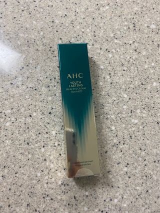 [NEW 탄력유턴 아이크림] AHC 유스 래스팅 리얼 아이크림 포 페이스 — 4점을 준 리뷰어가 2021년 2월 올린 사용 사진