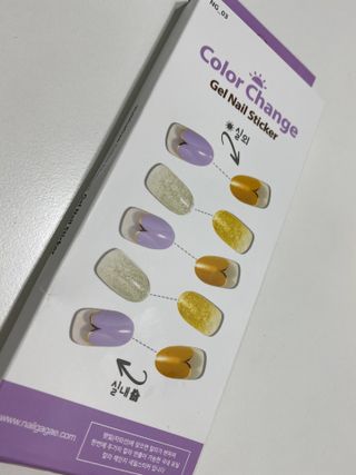 [네일가게] 햇빛에 닿으면 색이 변하는 신기한 햇살 반전 네일스티커 — 4점을 준 리뷰어가 2021년 8월 올린 사용 사진