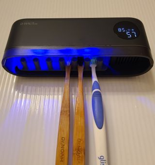 디하우트 랩 디하우트랩 UV 무선 칫솔살균기하루 8회 자동 살균 — 5점을 준 리뷰어가 2021년 11월 올린 사용 사진