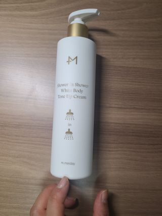 [엠메이데이] 샤워인샤워 화이트 바디 톤업크림 300g — 5점을 준 리뷰어가 2021년 12월 올린 사용 사진