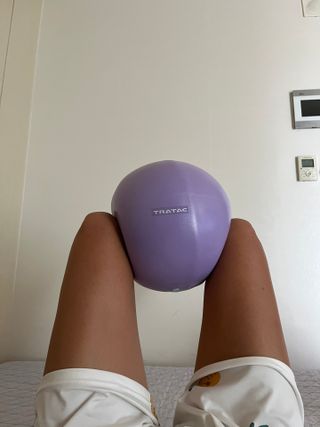 [트라택] 홈 필라테스 SET [미니짐볼+웨이트볼(0.5kg&1kg+요가블럭] — 5점을 준 리뷰어가 2022년 7월 올린 사용 사진
