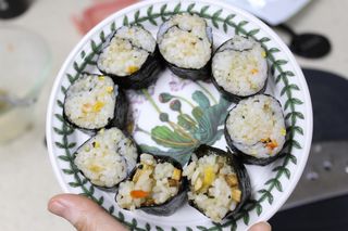 해풀잎 누구나 김밥*1ea [(혼합야채 35g *1ea,  김밥김 (5g, 5ea),  양념간장 (6g, 5ea), 참기름(5g, 2ea)] — 4점을 준 리뷰어가 2022년 10월 올린 사용 사진