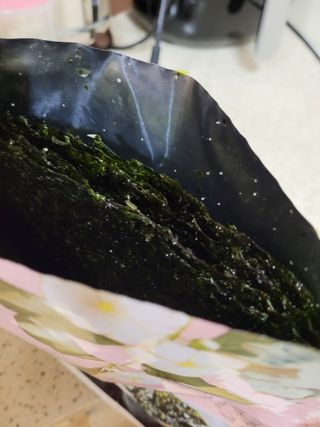 [해림맛김] 들기름에 구운 바삭바삭 김 4종 세트 + 1종 랜덤발송 총5개입 — 5점을 준 리뷰어가 2021년 3월 올린 사용 사진
