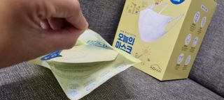 [심폐소생소] 오늘의마스크 KF94 소형 초등학생 어린이 마스크 — 4점을 준 리뷰어가 2021년 11월 올린 사용 사진